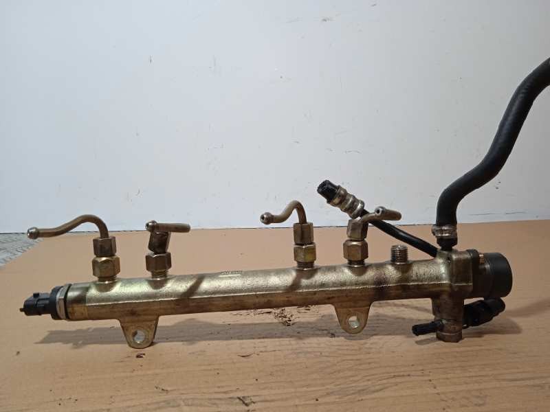 Recambio de rampa inyectora para opel combo (corsa c) familiar referencia OEM IAM 46817523 0445214044 