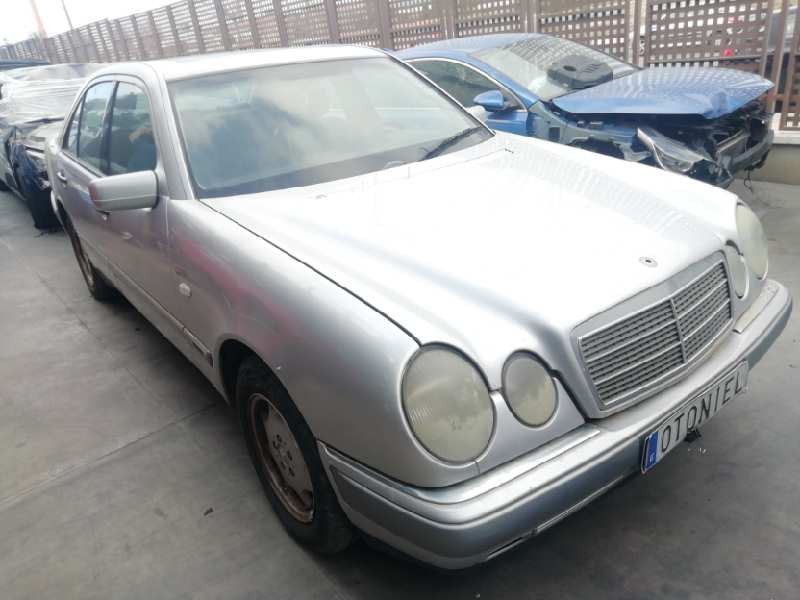 MERCEDES-BENZ CLASE E (W210) BERLINA