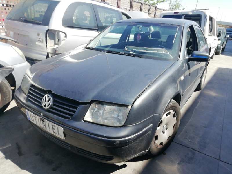 VOLKSWAGEN BORA BERLINA (1J2)