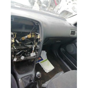 toyota avensis berlina (t 22) del año 2001