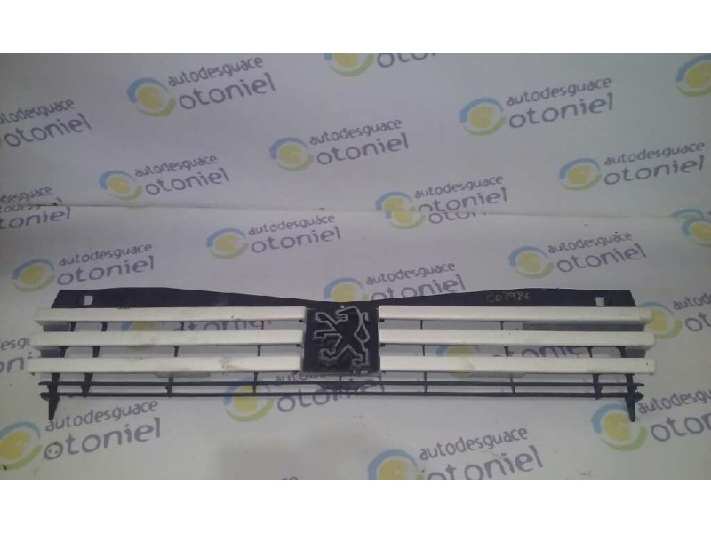 Recambio de rejilla delantera para peugeot 205 berlina 1.8 d referencia OEM IAM   BLANCO