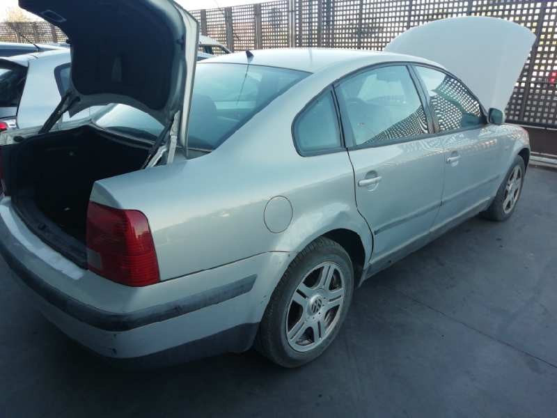 VOLKSWAGEN PASSAT BERLINA (3B2)