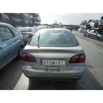 nissan primera berlina (p11) del año 2000