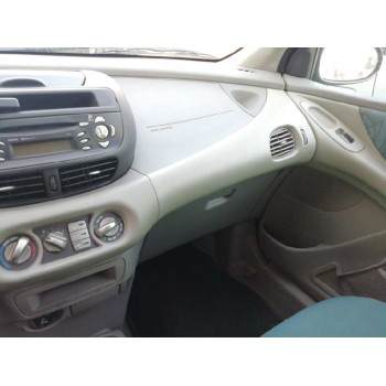 nissan almera tino (v10m) del año 2000