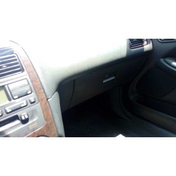 toyota avensis berlina (t 22) del año 2001