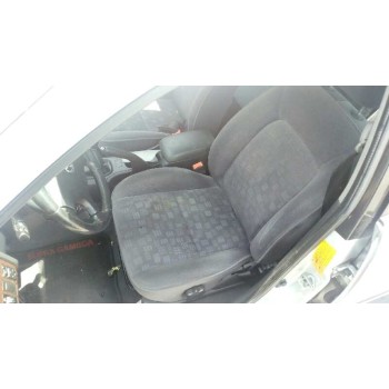 toyota avensis berlina (t 22) del año 2001