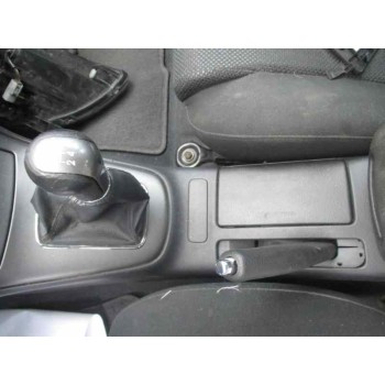 toyota avensis berlina (t25) del año 2003