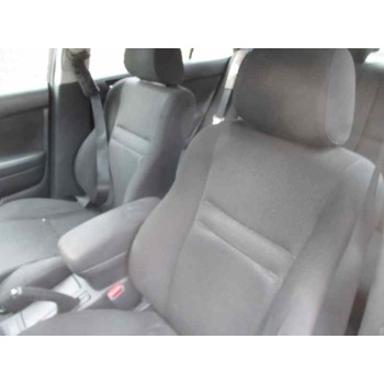 toyota avensis berlina (t25) del año 2003