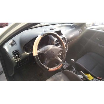 mitsubishi carisma berlina 5 (da0) del año 2003