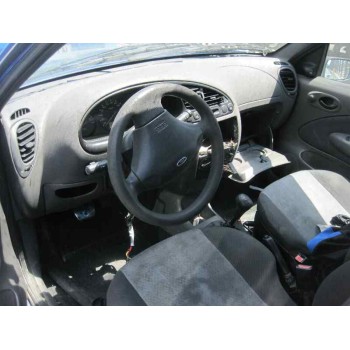 ford fiesta berlina del año 2000