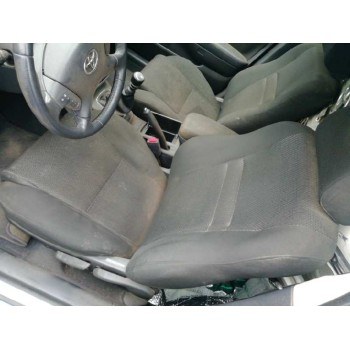 toyota avensis berlina (t25) del año 2005