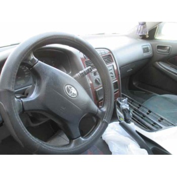 toyota avensis berlina (t 22) del año 2000