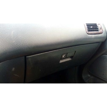 toyota avensis berlina (t 22) del año 2000