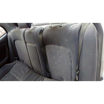 toyota avensis berlina (t 22) del año 2000