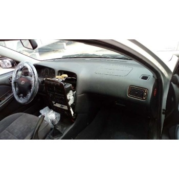 toyota avensis berlina (t 22) del año 2000