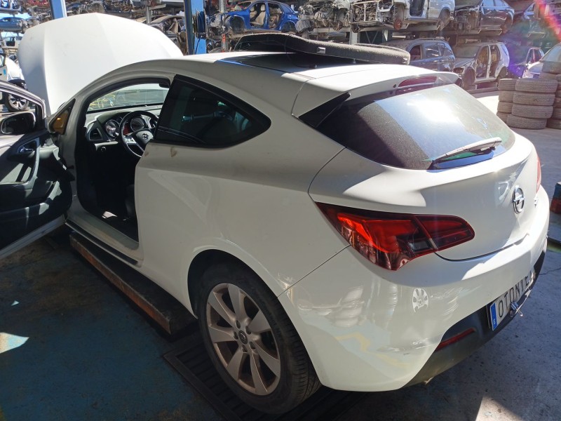 opel astra j gtc del año 2013