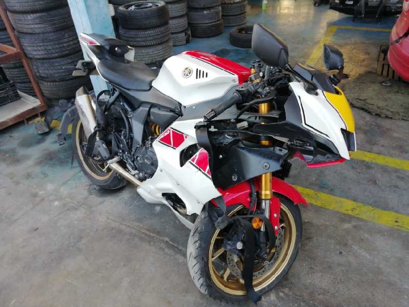 YAMAHA R7