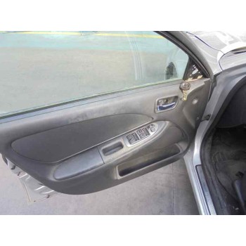 toyota avensis berlina (t 22) del año 2001