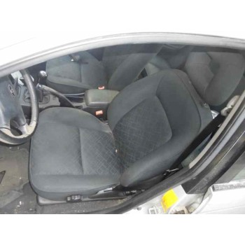 toyota avensis berlina (t 22) del año 2001