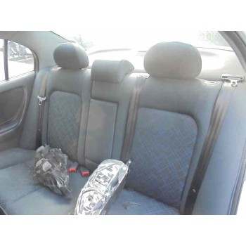 toyota avensis berlina (t 22) del año 2001