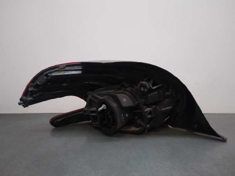 Recambio de piloto trasero derecho para peugeot 208 referencia OEM IAM 9825601180  