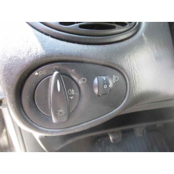 ford focus berlina (cak) del año 2001