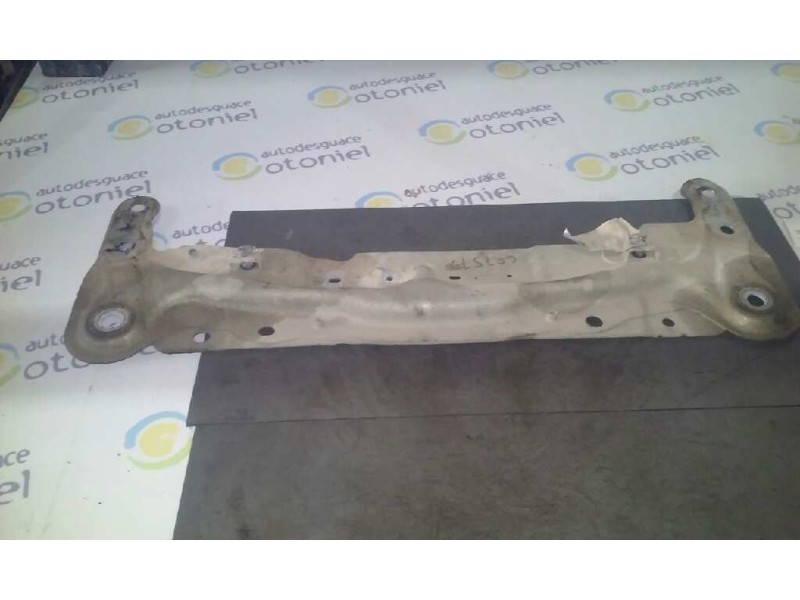 Recambio de travesaño inferior para renault kangoo dynamique referencia OEM IAM 8200880148  