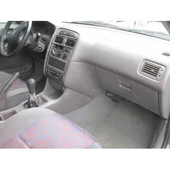 toyota avensis berlina (t 22) del año 2001