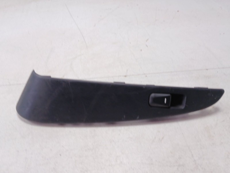 Recambio de mando elevalunas trasero derecho para hyundai ix35 classic 2wd referencia OEM IAM 3835221110  