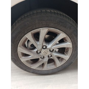 toyota auris (_e18_) del año 2015