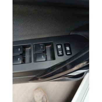 toyota auris (_e18_) del año 2015