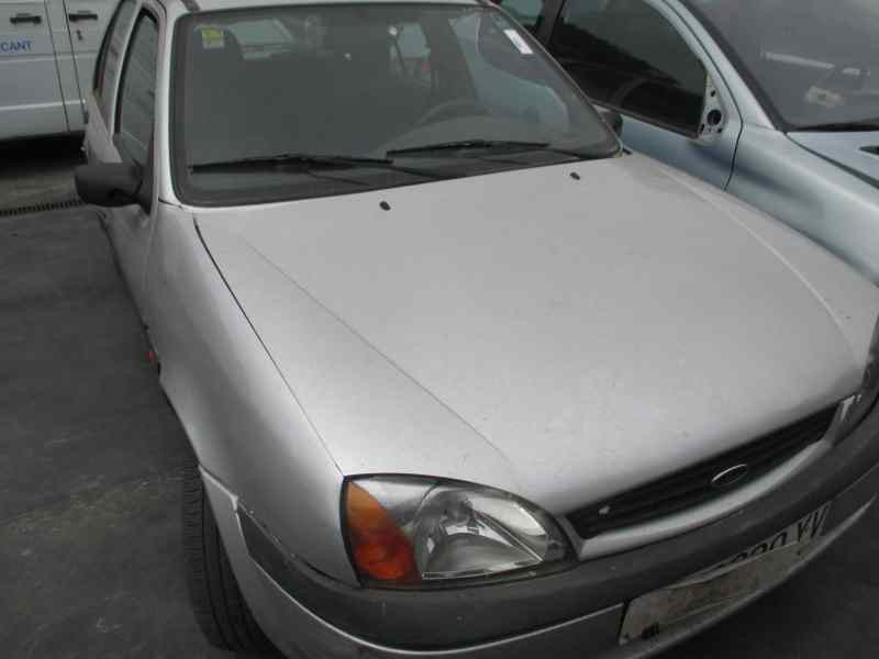 ford fiesta berlina del año 2000