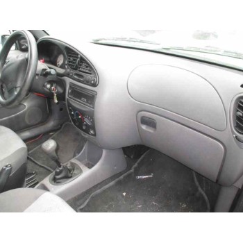 ford fiesta berlina del año 2000