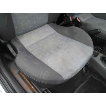 ford fiesta berlina del año 2000