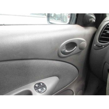 ford fiesta berlina del año 2000