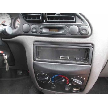 ford fiesta berlina del año 2000