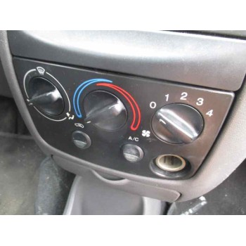 ford fiesta berlina del año 2000