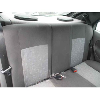 ford fiesta berlina del año 2000