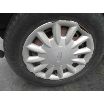 ford fiesta berlina del año 2000