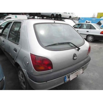 ford fiesta berlina del año 2000