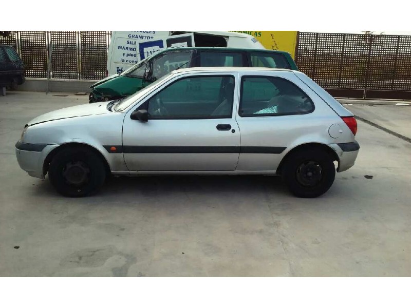 ford fiesta berlina del año 1999