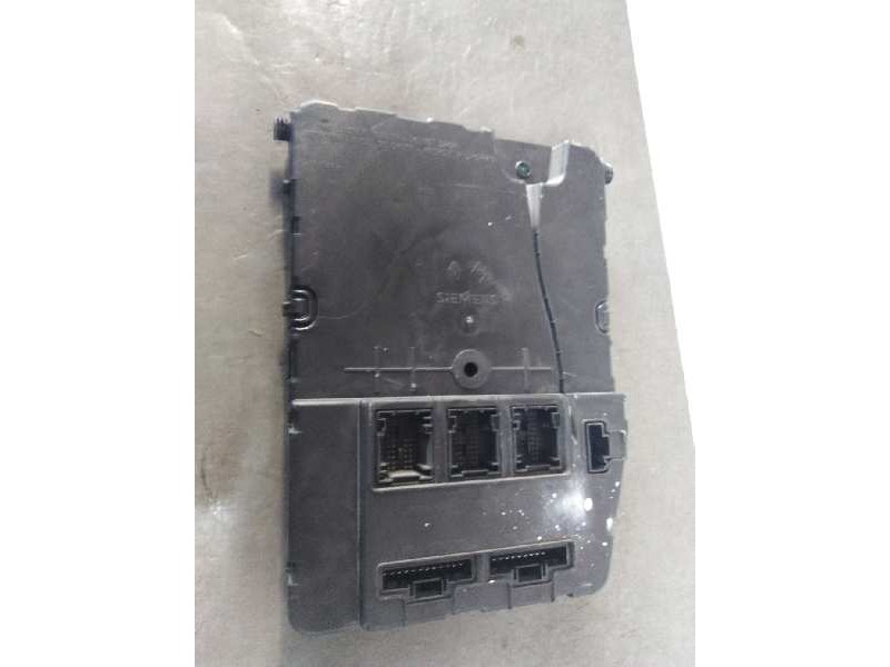 Recambio de caja reles / fusibles para renault scenic ii expression referencia OEM IAM 8200606826  