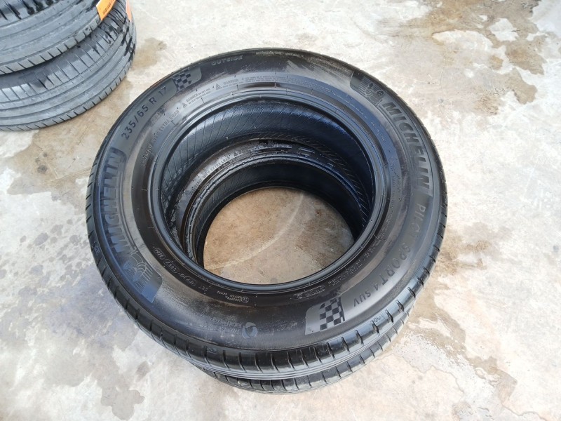 Recambio de neumatico para porsche cayenne (9pa) 3.2 referencia OEM IAM 235-65-17 108W x2 MICHELIN 2024