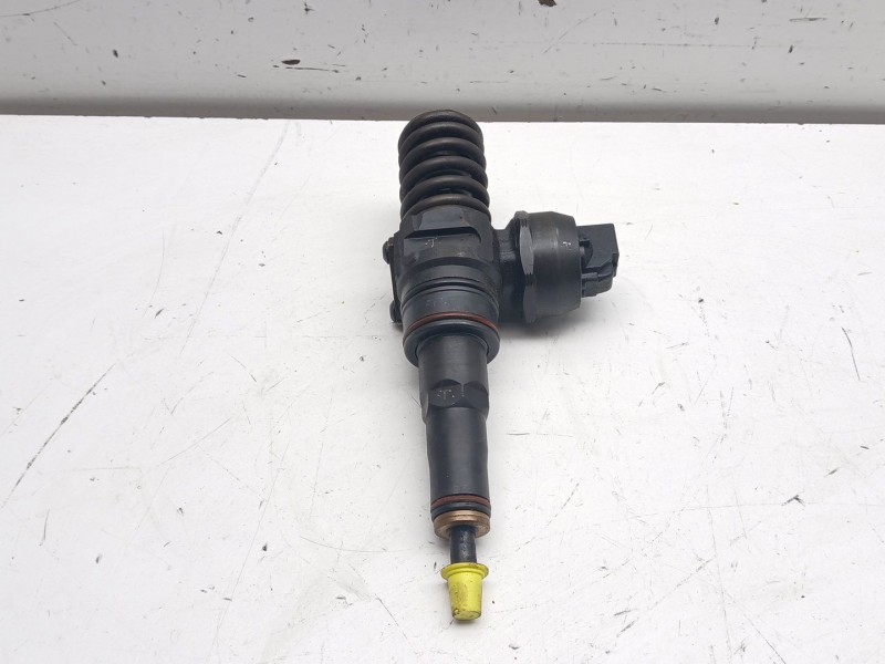 Recambio de inyector para volkswagen passat berlina (3b3) 1.9 tdi referencia OEM IAM 038130073al  