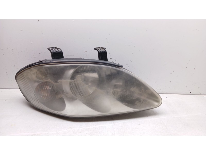 Recambio de faro derecho para ssangyong rodius i 2.7 xdi referencia OEM IAM   