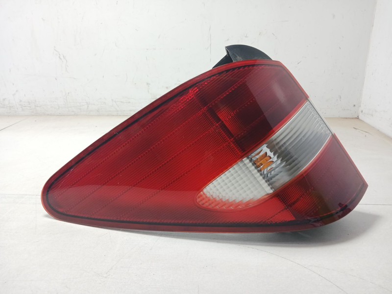 Recambio de piloto trasero izquierdo para ssangyong rodius i 2.7 xdi referencia OEM IAM 8360121  