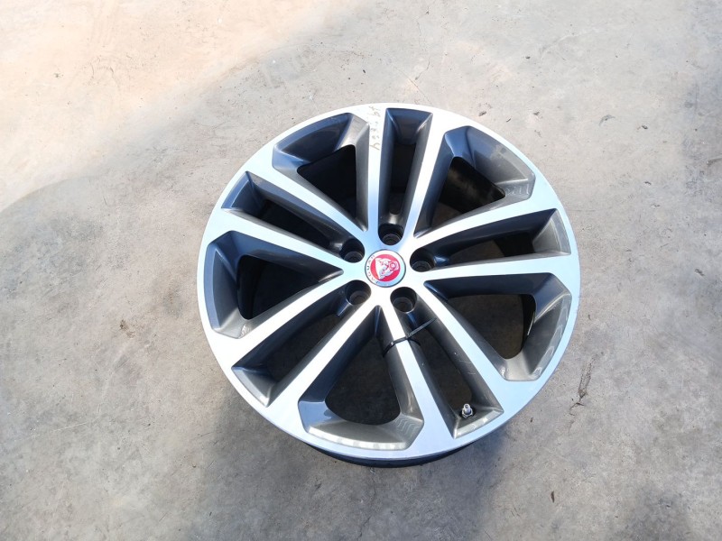 Recambio de llanta para jaguar f-pace (x761) 2.0 td4 awd referencia OEM IAM 8.5JX19CH IS45 X1 HK8M1007EA