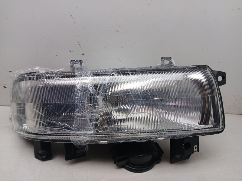 Recambio de faro derecho para renault master bus 2.5 diesel referencia OEM IAM 4500917 nuevo 