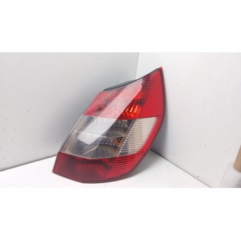 PILOTO TRASERO DERECHO 15911600 