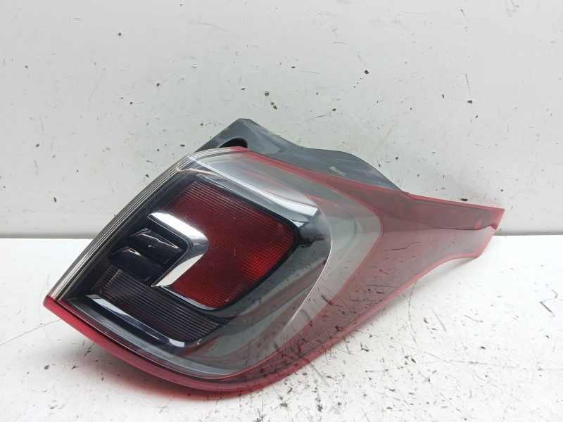 Recambio de piloto trasero derecho para opel crossland x / crossland (p17, p2qo) 1.2 (75) referencia OEM IAM 39137520 2sd2237 
